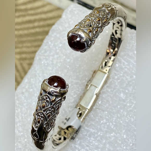 Bali Style Sterling silver hinged cuff with 14kt yellow gold & Garnet End Caps - Picture 3 of 4